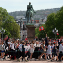 Så er det barnetoget i Oslo sin tur. 116 skoler - omlag 60 000 barn og unge - går over Slottsplassen. Foto: Sven Gj. Gjeruldsen, Det kongelige hoff